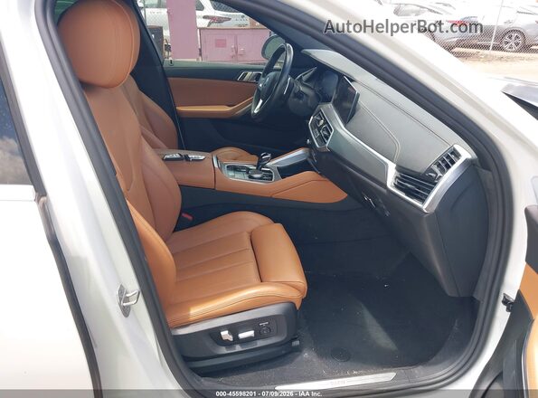 5UXCY6C05N9J51972 2022 BMW X6 White Front interior view