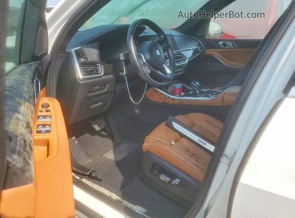 5UXJU2C51KLN66700 2019 BMW X5 White Առջևի վահանակի տեսք