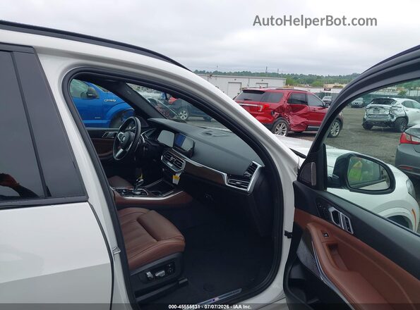 5UXJU2C55KLN66327 2019 BMW X5 White Widok wnętrza z przodu