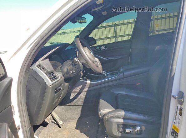 5UXJU4C01LLE45623 2020 BMW X5 White Вид салону спереду