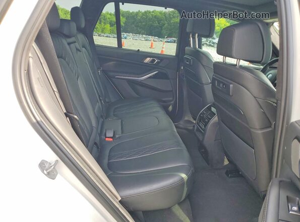 5UXJU4C02N9L72081 2022 BMW X5 White Widok wnętrza z tyłu