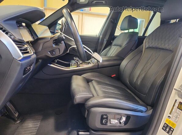 5UXJU4C03P9R05865 2023 BMW X5 Black Widok wnętrza z przodu