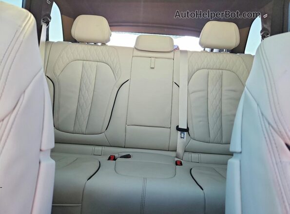 5UXJU4C05L9C67180 2020 BMW X5 White Widok tylnych siedzeń