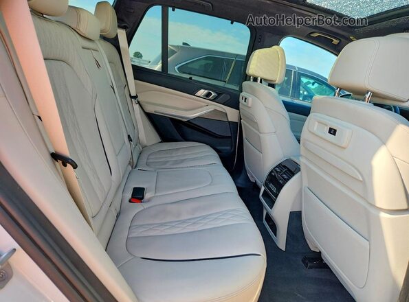 5UXJU4C05L9C67180 2020 BMW X5 White Widok wnętrza z tyłu