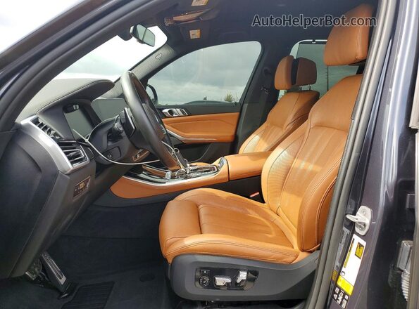 5UXJU4C0XM9D96162 2021 BMW X5 Gray Front interior view
