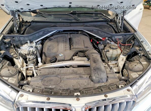 5UXKR0C50JL072045 2018 BMW X5 White Vista del compartimento del motor
