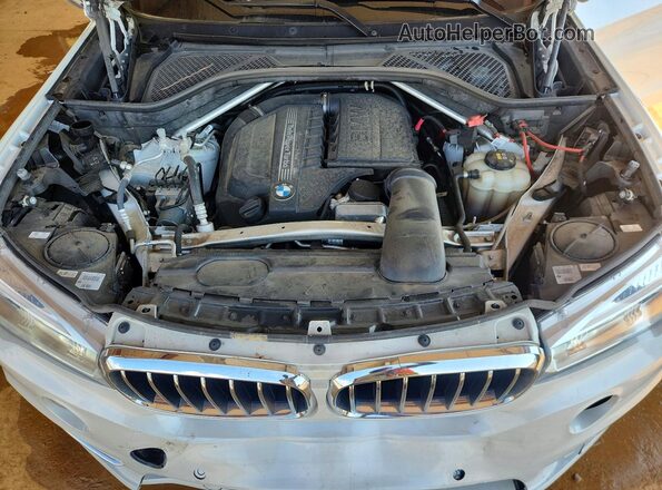 5UXKR0C56JL073085 2018 BMW X5 White Vista del compartimento del motor