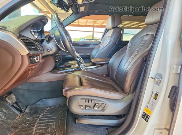 5UXKR0C56JL073085 2018 BMW X5 White Vista interior delantera