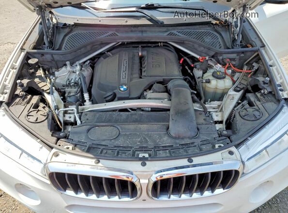 5UXKR0C56JL073121 2018 BMW X5 White Vista del compartimento del motor