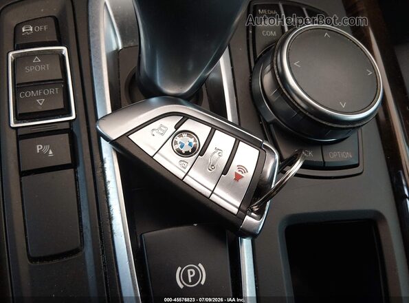 5UXKR2C32H0U24063 2017 BMW X5 Серый Вид панели приборов