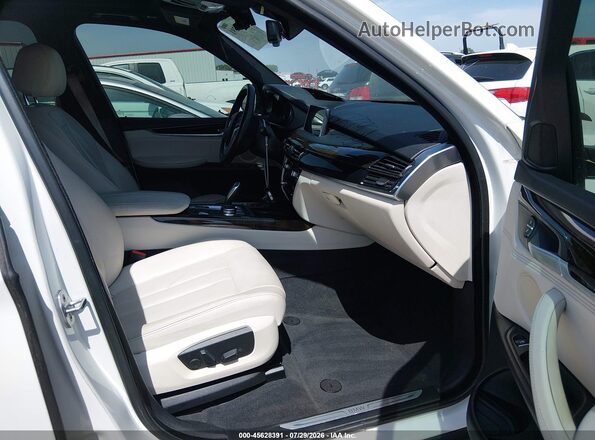 5UXKR2C32H0X03643 2017 BMW X5 Белый Вид салона спереди