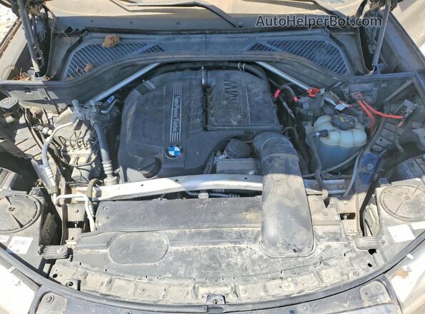 5UXKR2C39H0X04563 2017 BMW X5 Blue Vista del compartimento del motor