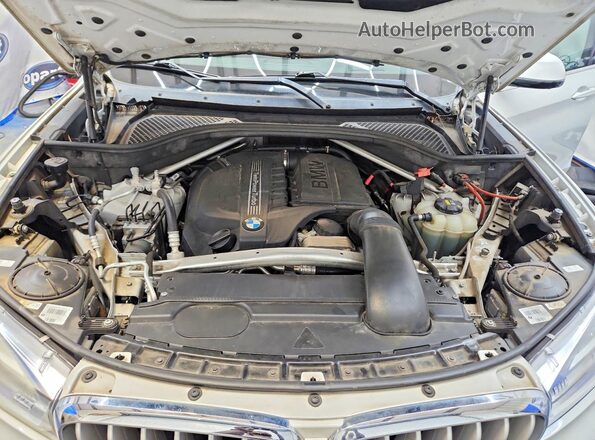5UXKR2C39H0X04885 2017 BMW X5 White Vista del compartimento del motor