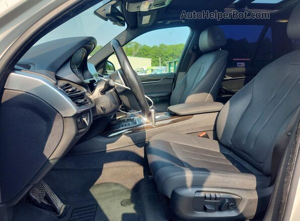 5UXKR2C51J0Z17708 2018 BMW X5 White Widok wnętrza z przodu