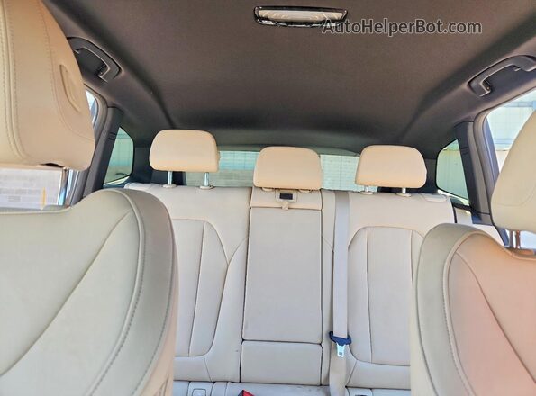 5UXTR7C57KLR45630 2019 BMW X3 White Vista de los asientos traseros