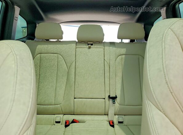 5UXTR7C58KLF32067 2019 BMW X3 White Vista de los asientos traseros