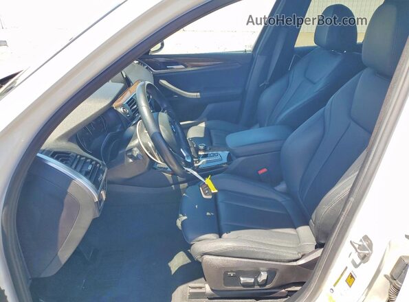 5UXTR7C59KLF36659 2019 BMW X3 White Vista interior delantera