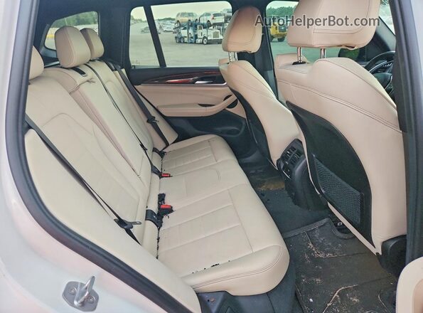 5UXTR7C5XKLF27131 2019 BMW X3 White Vista interior trasera