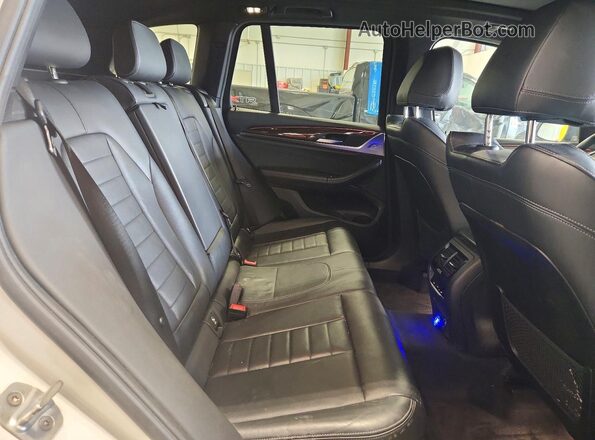 5UXTR9C51JLD66419 2018 BMW X3 White Vista interior trasera