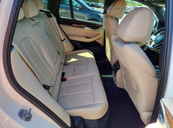 5UXTR9C52JLC72775 2018 BMW X3 White Вид задньої частини салону