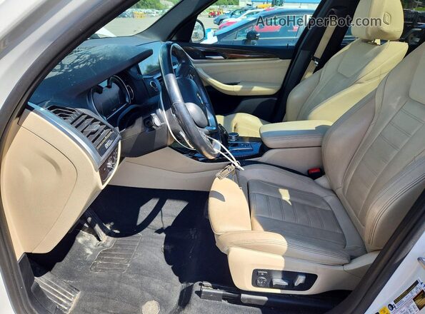 5UXTR9C52JLC72775 2018 BMW X3 White Вид салону спереду