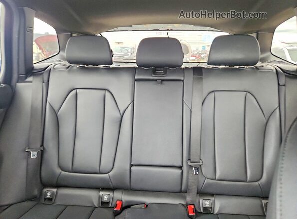 5UXTR9C55JLD89993 2018 BMW X3 White Widok tylnych siedzeń