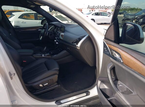 5UXTR9C56JLD66626 2018 BMW X3 White Widok wnętrza z przodu