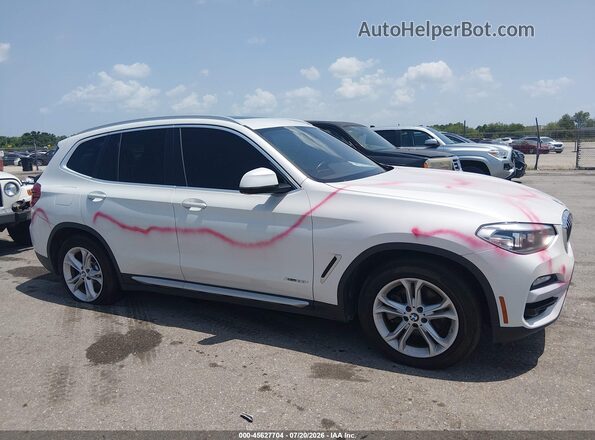 5UXTR9C58JLC78130 2018 BMW X3 White Սալոնի հետևի տեսք