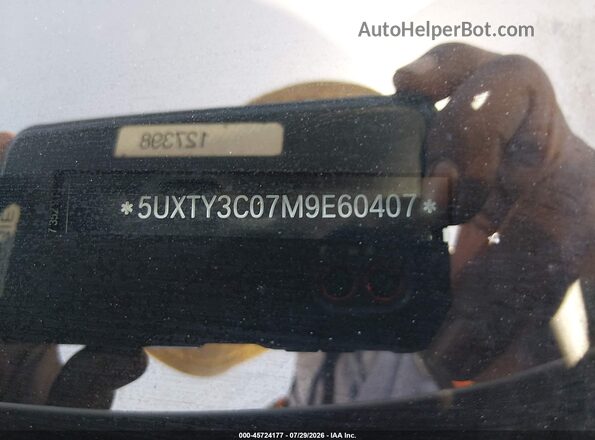 5UXTY3C07M9E60407 2021 BMW X3 White Engine compartment view