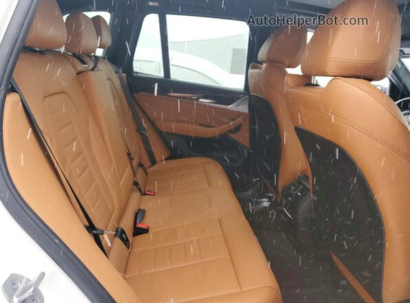 5UXTY5C07M9G99242 2021 BMW X3 White Widok wnętrza z tyłu