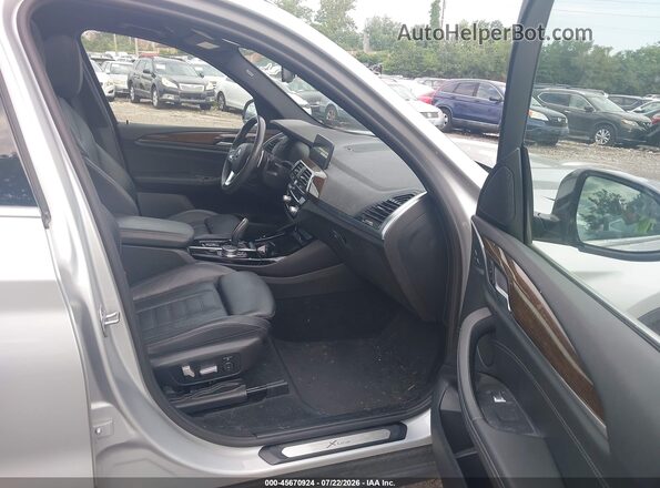 5UXTY5C0XM9E96488 2021 BMW X3 Серебряный Вид салона спереди