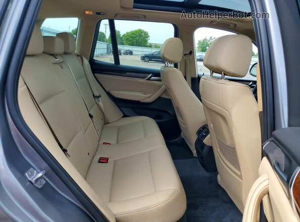 5UXWX9C33H0W68014 2017 BMW X3 Silver Вид задньої частини салону