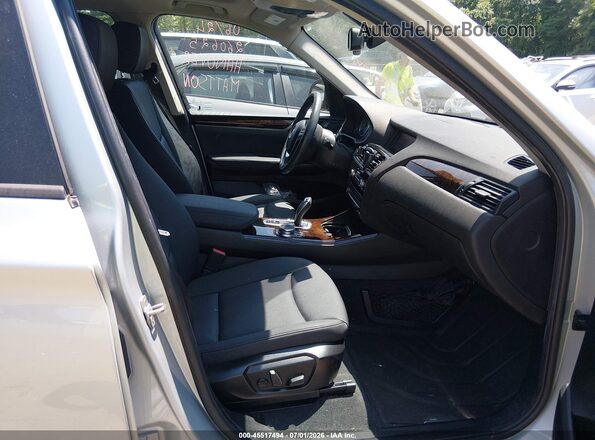 5UXWX9C39H0W73850 2017 BMW X3 Серебряный Вид салона спереди