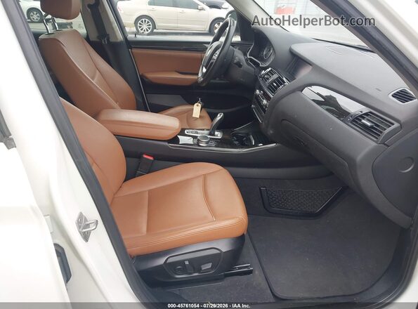 5UXWX9C52H0T12655 2017 BMW X3 White Widok wnętrza z przodu