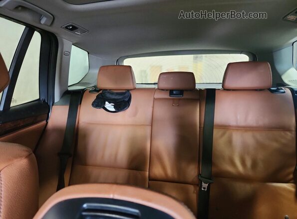 5UXWX9C5XH0T09213 2017 BMW X3 White Widok tylnych siedzeń