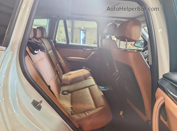 5UXWX9C5XH0T09213 2017 BMW X3 White Widok wnętrza z tyłu