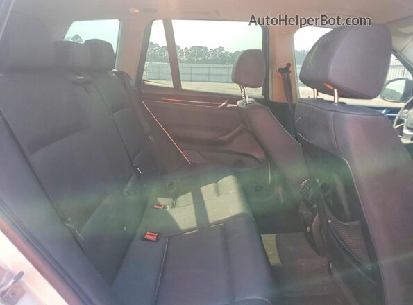 5UXWZ7C3XH0X41412 2017 BMW X3 White Вид задньої частини салону