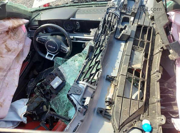 5XXG64J29NG095314 2022 KIA K5 Gray Vista del salpicadero