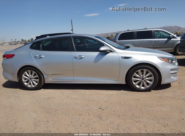 5XXGT4L38JG252551 2018 KIA OPTIMA Silver Widok wnętrza z tyłu