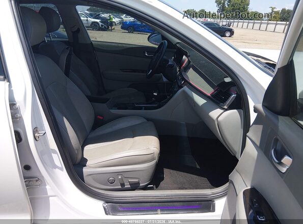 5XXGU4L33JG233578 2018 KIA OPTIMA White Вид салону спереду