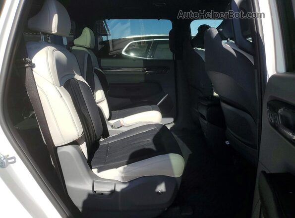 5XYAEFS50TG018322 2026 KIA EV9 White Rear interior view