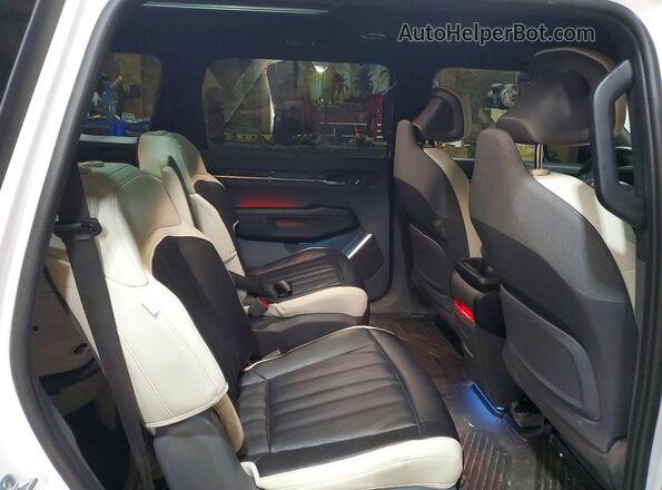 5XYAEFS52TG004423 2026 KIA EV9 White Вид задньої частини салону