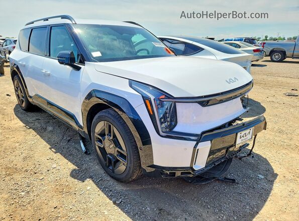 5XYAEFS56TG005008 2026 KIA EV9 Белый Передняя правая четверть