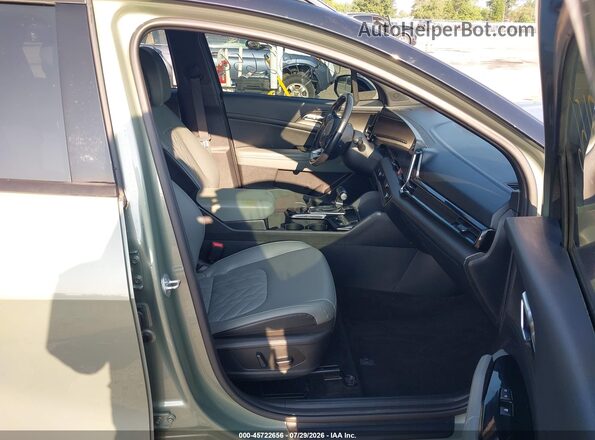 5XYK7CAF1PG107328 2023 KIA SPORTAGE Зеленый Вид салона спереди