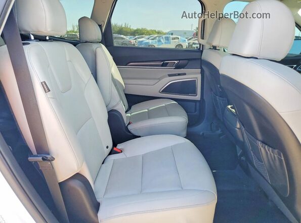 5XYP64GC8RG483071 2024 KIA TELLURIDE White უკანა სავარძლების ხედი