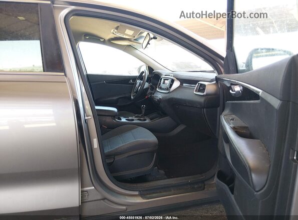 5XYPG4A30GG043302 2016 KIA SORENTO Gray Front interior view