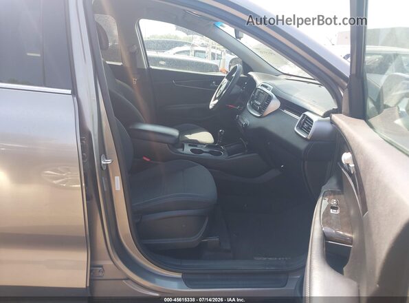 5XYPGDA32HG332683 2017 KIA SORENTO Gray Vista interior delantera