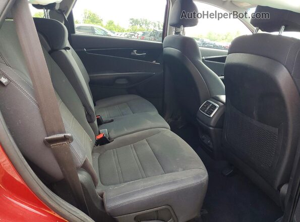5XYPGDA32JG420171 2018 KIA SORENTO Красный Вид задней части салона