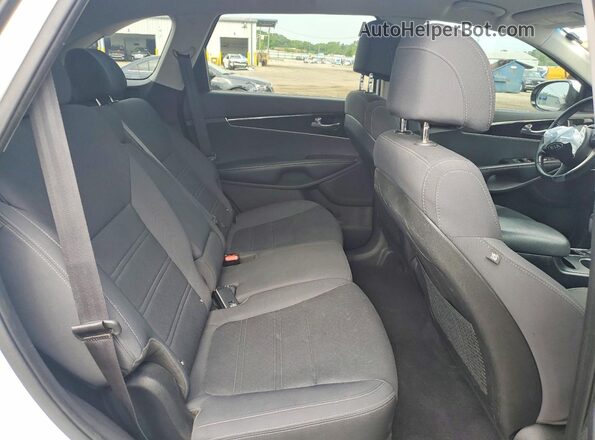 5XYPGDA39HG206594 2017 KIA SORENTO White Вид задньої частини салону