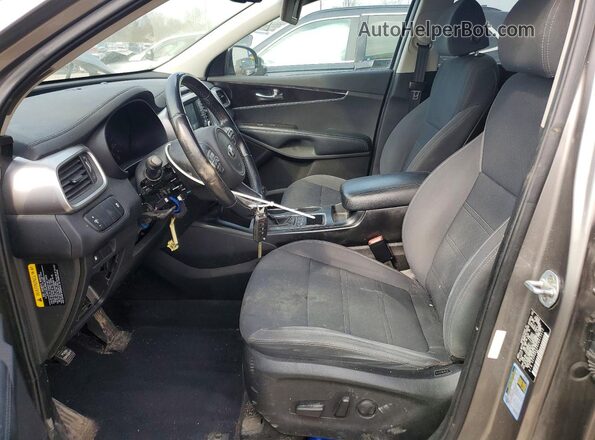 5XYPGDA39JG415212 2018 KIA SORENTO Серебряный Вид салона спереди
